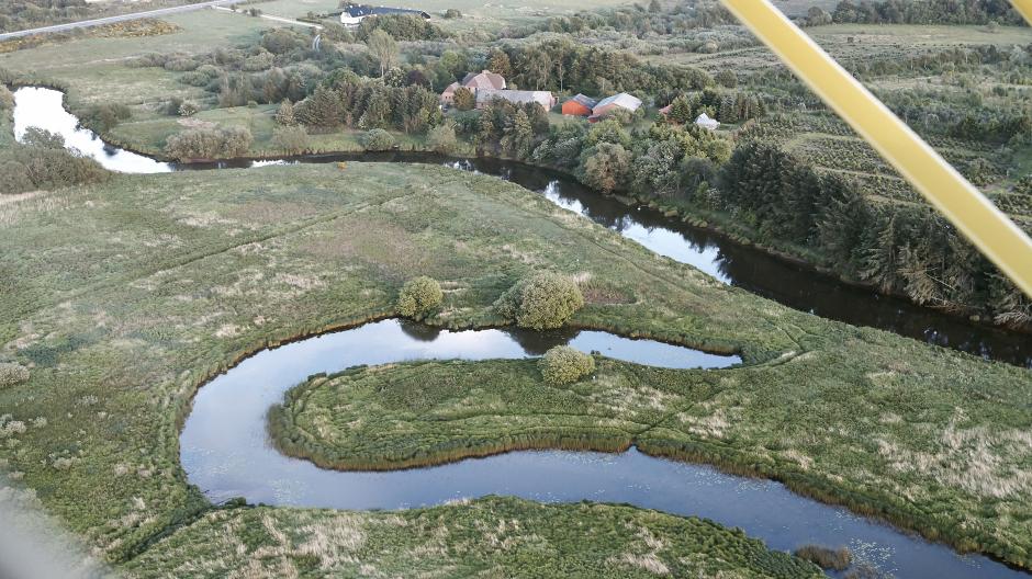 Her er det et luftfoto fra Varde Ådal.