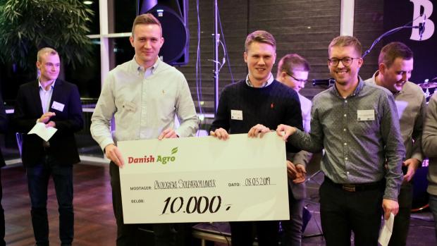 Lars Christensen (t.v.) og Rasmus Krogaard (midt) fik tildelt 10.000 kr. i legat fra Danish Agro for deres opgave om økologiske solbærkyllinger. 
